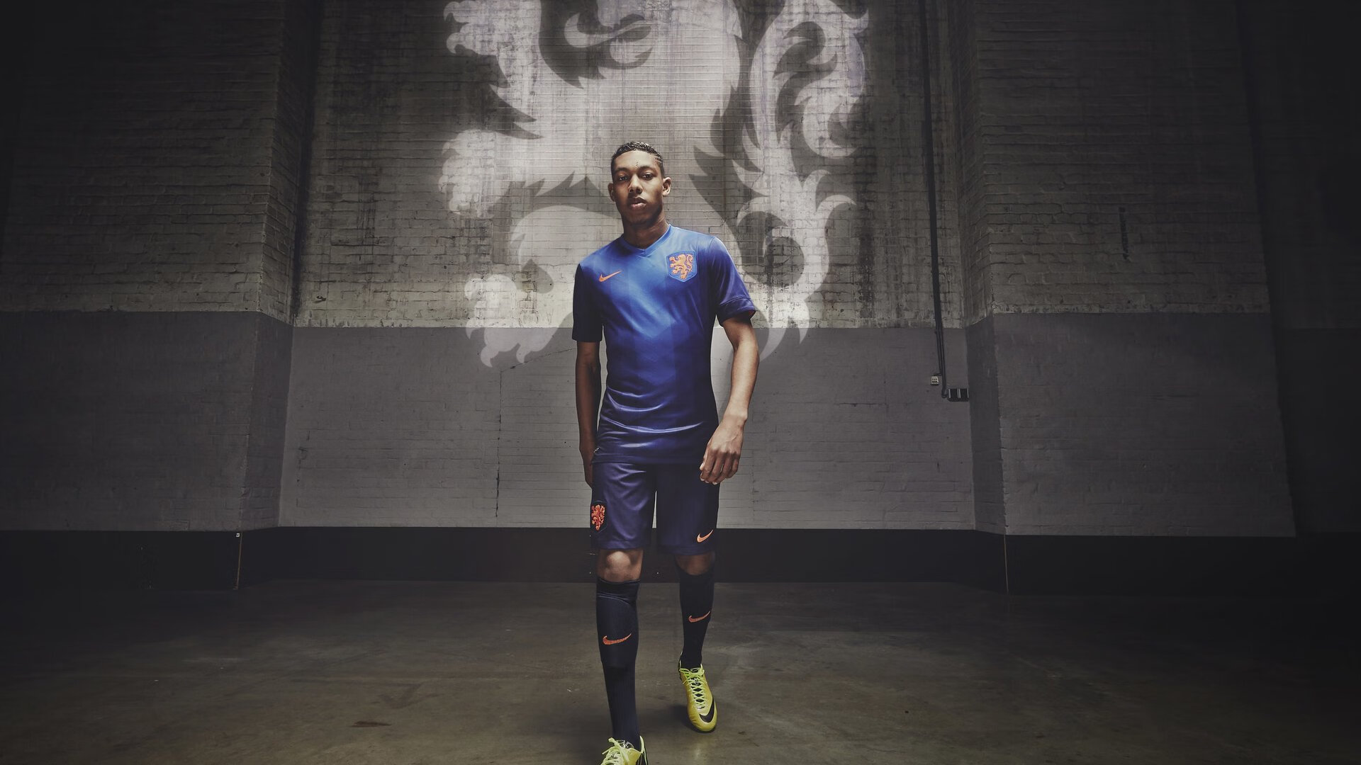 中国足球体育媒体报道聚焦战绩与背后机制，分析中国足球