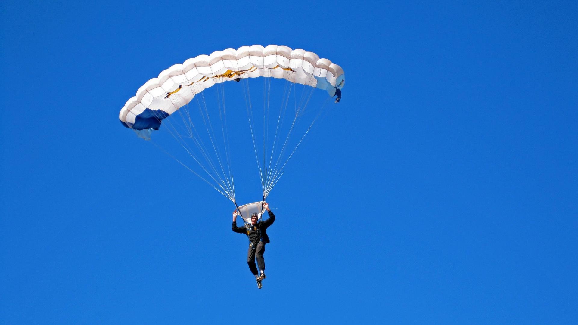美国女子接力队冲刺表现成夺冠关键，美国女子接力队重赛