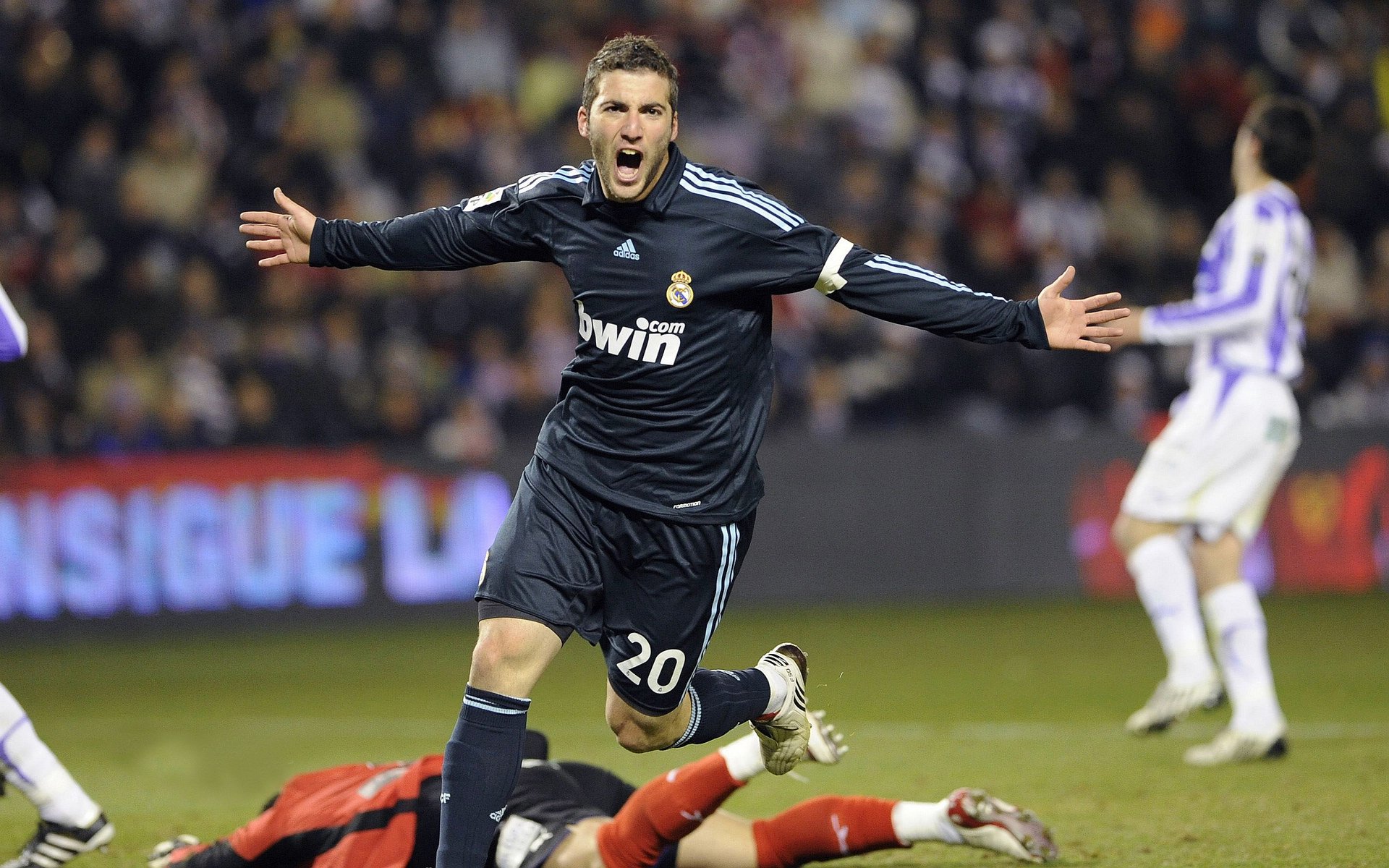 领先10年！阿莫林盛赞穆帅为榜样，红魔能复刻传奇荣光吗，红魔武器